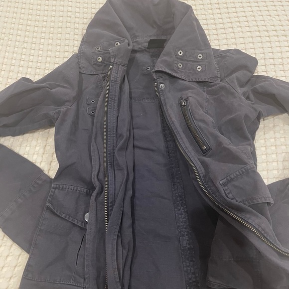 Trouvé: Dark gray light jacket with unique details and two front pockets - Picture 3 of 6